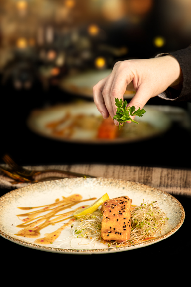 דג סלומון של קייטרינג להתענג - הגשה מקצועית של קייטרינג יוקרתי בכשרות הבד"ץ העדה החרדית ירושלים