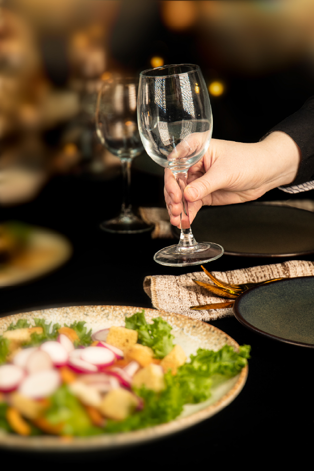 סלט חסה עשיר של קייטרינג להתענג - עריכה מפוארת של קייטרינג יוקרתי בכשרות הבד"ץ העדה החרדית ירושלים